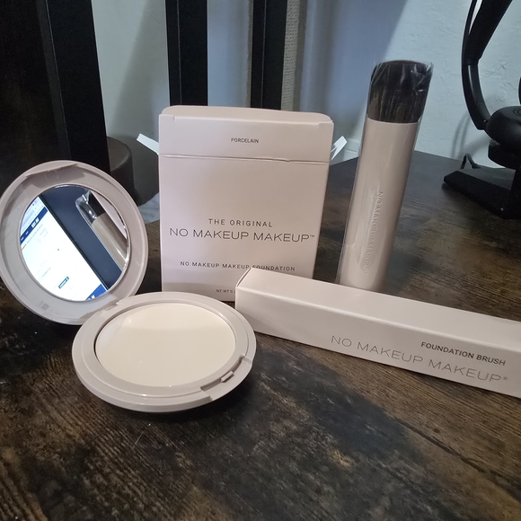 No Makeup Makeup Foundation in Porcelain With Brush